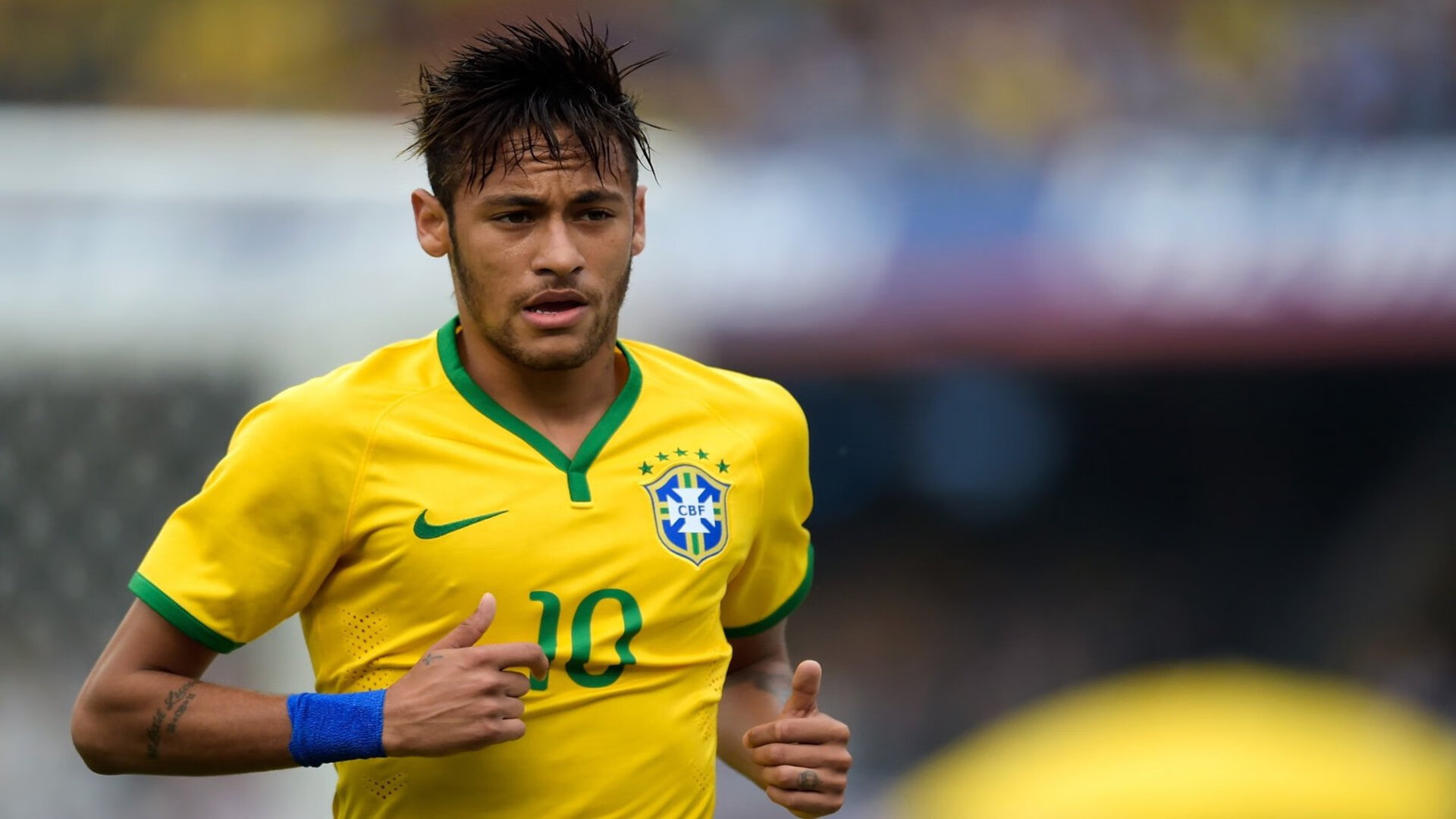 “马科斯·莫奇的灵活防守与精准突破，为阿根廷美洲狮队铺平胜利之路”